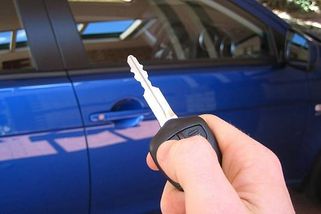 Přibývá tichých krádeží aut. Lehce dostupná vychytávka odemyká vůz i bez klíčů